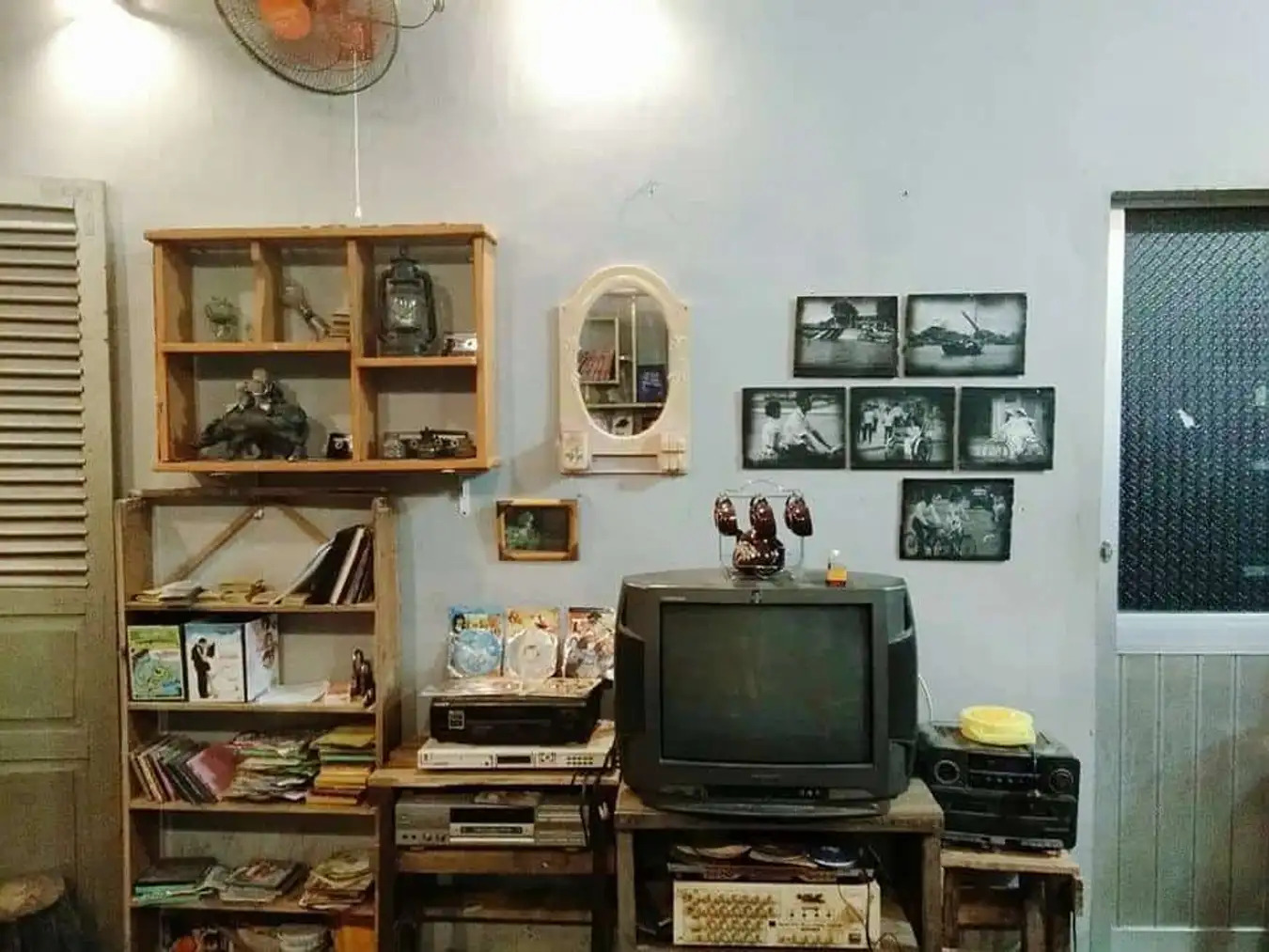 Bên trong quán cũng được trang trí theo phong cách retro. @Cửa hàng trái cây Năm Ấy