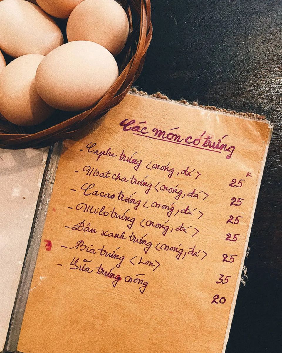Menu của quán có món đặc biệt là cà phê trứng. @Ông Bà Bích Cafe